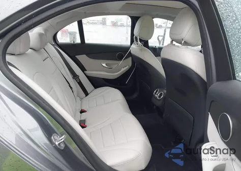 2017 Mercedes-Benz C 300 z USA, uszkodzony, nr VIN 55SWF4JB8HU223124